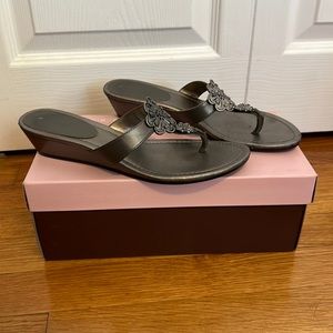 Bandolino sandal- pewter color sz 6 1/2.